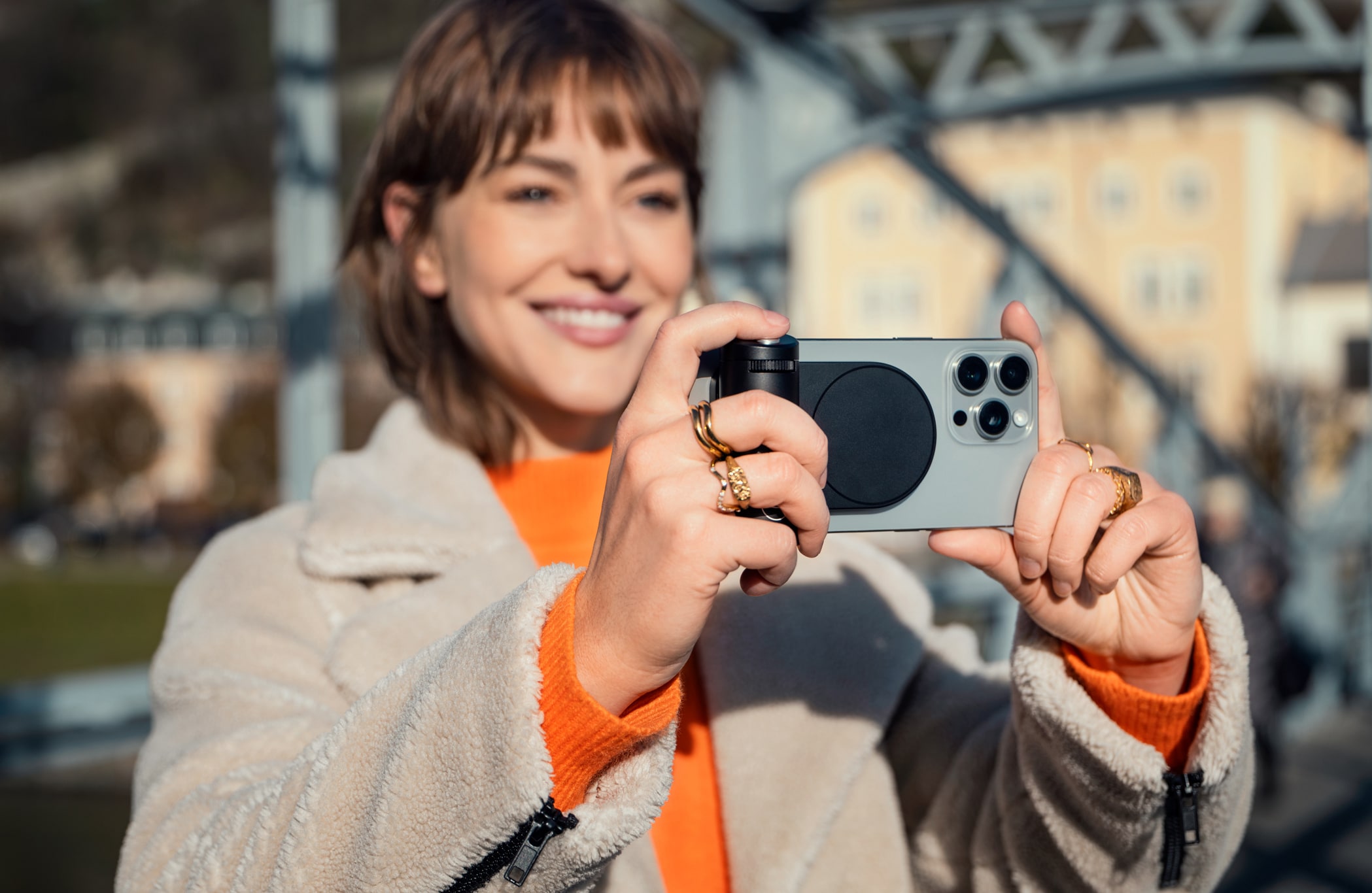 Leica launches $450 camera grip for your iPhone